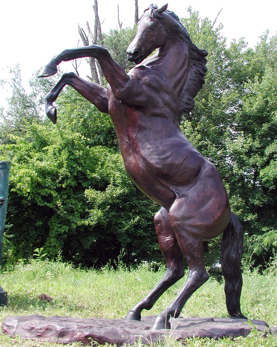 Sculpture d’un cheval sautant